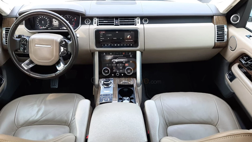 White Land Rover Range Rover Vogue SE 2018 for rent in Dubai 3